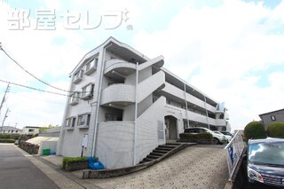 タイル貼りの落ち着いた外観。