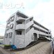 タイル貼りの落ち着いた外観。