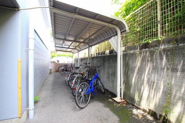 屋根付きの屋外駐輪場です。