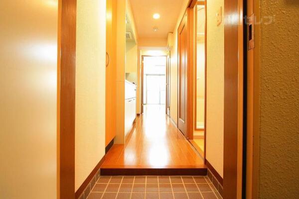 下駄箱付きの明るい玄関です。（イメージ）