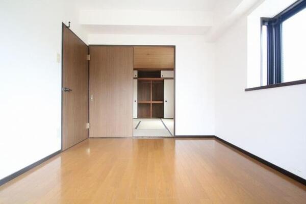 角部屋なので、出窓があります。