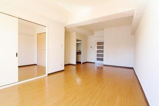 デザインクロスがおしゃれなリビングです。