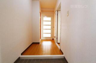 明るい玄関です。