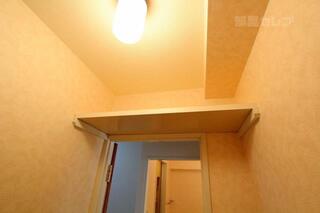 トイレに棚が付いています。