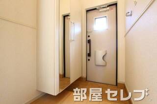 玄関には姿見付きのシューズボックスあり
