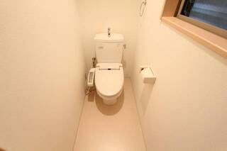 きれいで清潔感があるトイレですね。