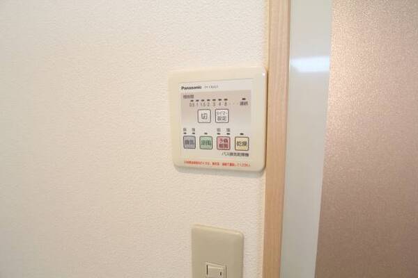 浴室乾燥機ってあると便利ですよ。