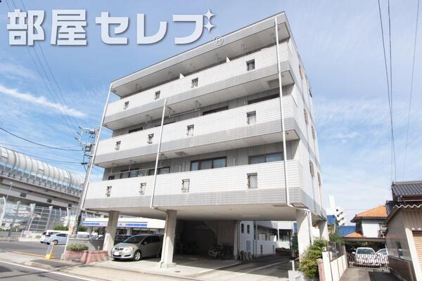タイル貼りでキレイな外観です。