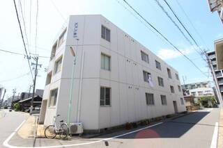 シンプルでどっしりとした外観のマンションです