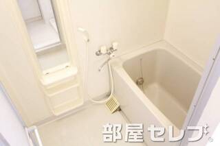 鏡棚付きのお風呂場です。