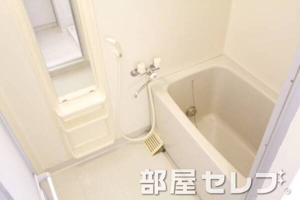 鏡棚付きのお風呂場です。