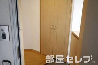 下駄箱付きの明るい玄関です。