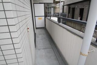 通りに面してない広いベランダです。