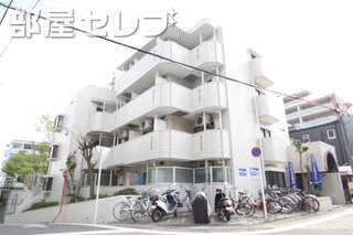 道角に堂々としたマンション。