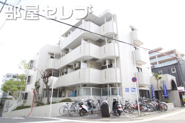 道角に堂々としたマンション。