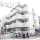 道角に堂々としたマンション。