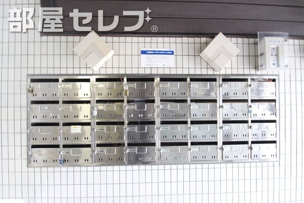 南京錠付きポスト。