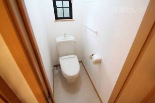 トイレに窓は嬉しいですね。日の光が入ってきます。