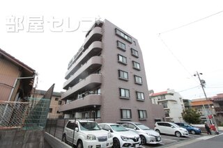 タイル貼りでどっしりとした建物。