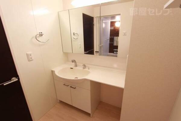 鏡張りのオシャレな洗面台です