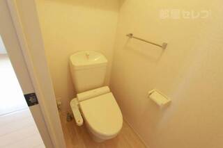 ウォシュレット付きの清潔感溢れるトイレです