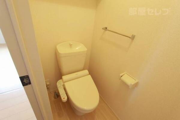 ウォシュレット付きの清潔感溢れるトイレです