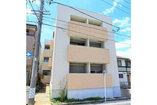 3階建てのデザイナーズアパート。