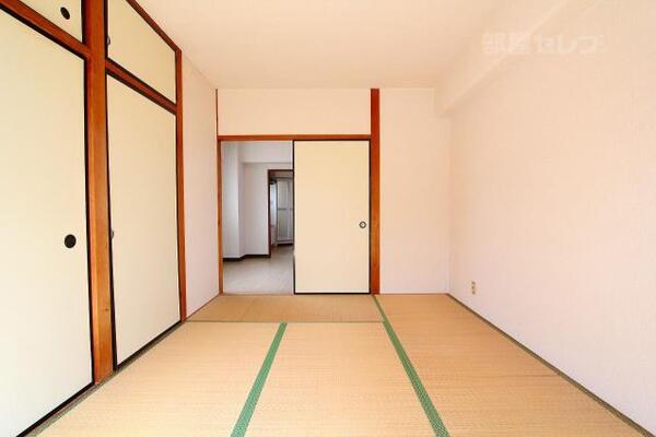 落ち着いてくつろげる和室のお部屋です。