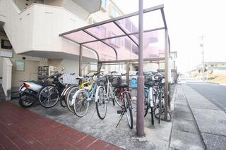 屋根付きの駐輪場です。※201号室写真
