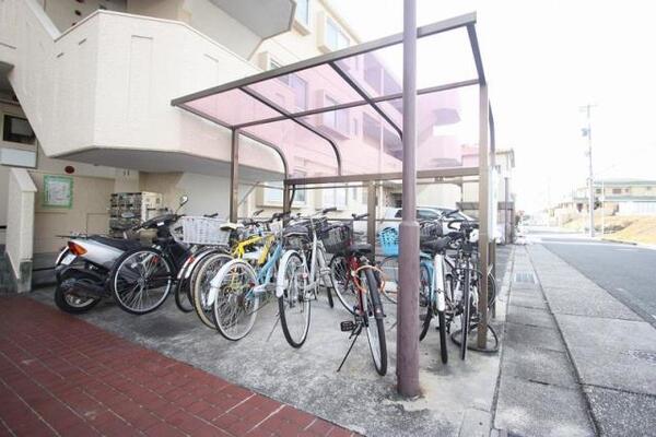 屋根付きの駐輪場です。※201号室写真