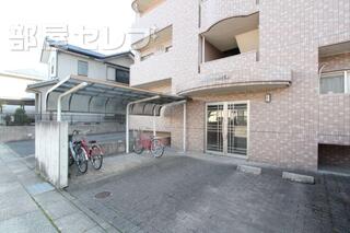 屋根付き駐輪場です。