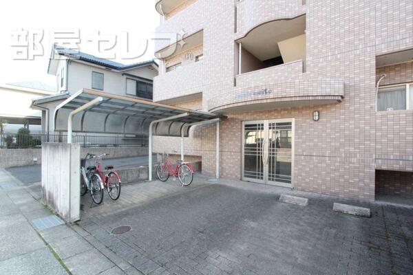 屋根付き駐輪場です。
