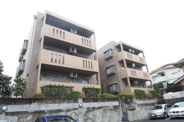 気品溢れる佇まいのマンションです。