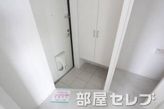 廊下から見た玄関です。