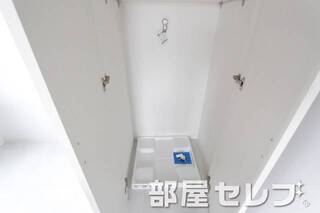 キレイな室内洗濯機置き場です。