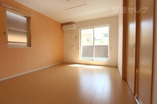 ２面採光の光溢れるお部屋です