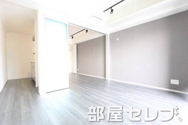 アクセントクロスが特徴的　316号室の写真です