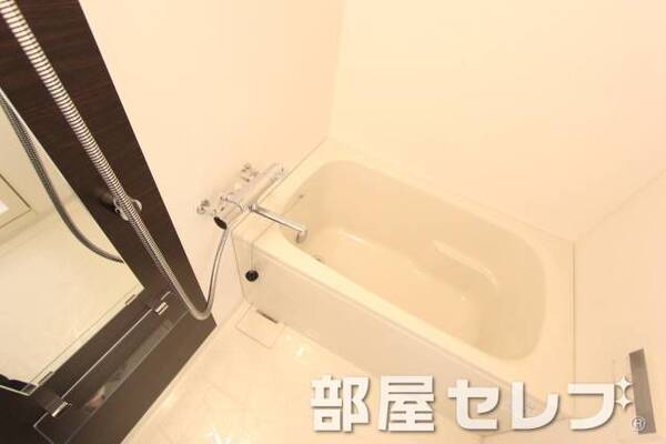 追い焚き付きのお風呂です。316号室の写真です