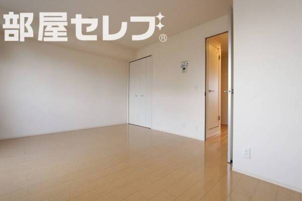 収納付きのリビングで、おしゃれな内装です。