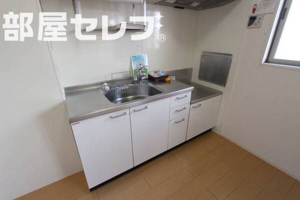コンロ台の横に汚れ防止パネル付きです。