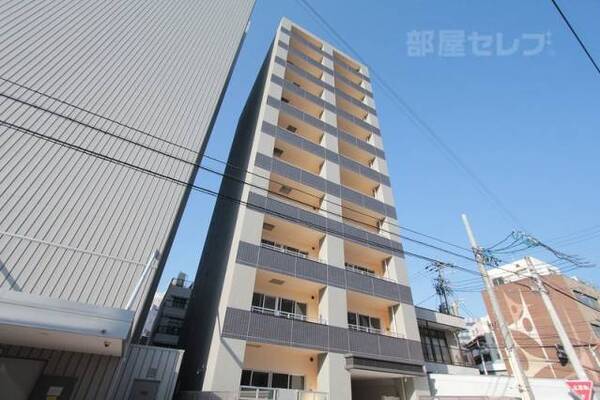 オシャレな外観、一際目を引きます。