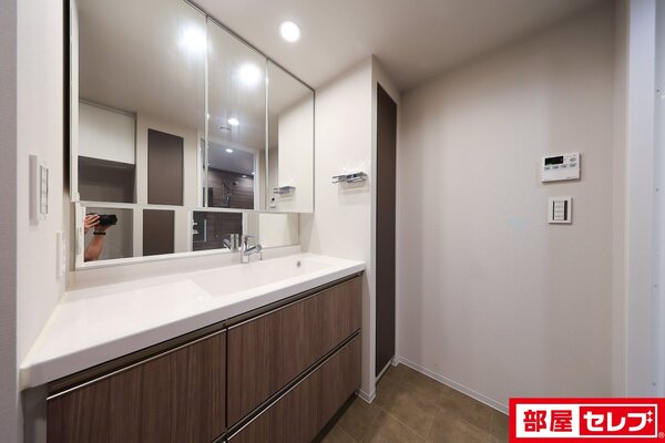 別号室の写真を参照のため色が異なります。