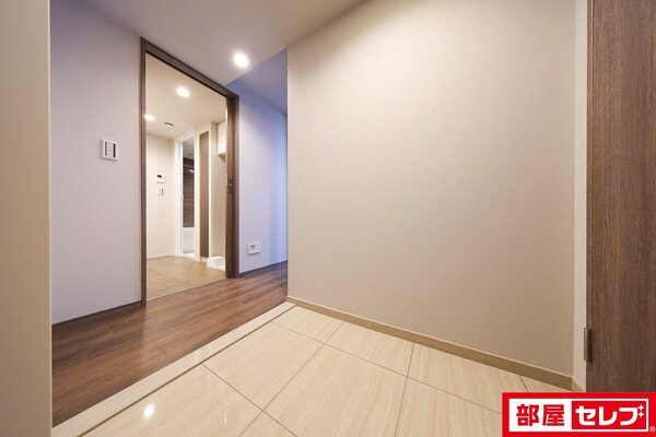 別号室の写真を参照のため色が異なります。