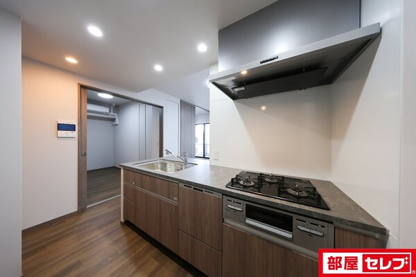 別号室の写真を参照のため色が異なります。