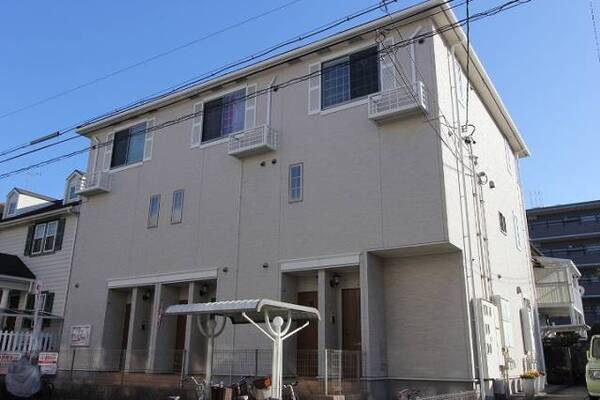 3階建ての建物。