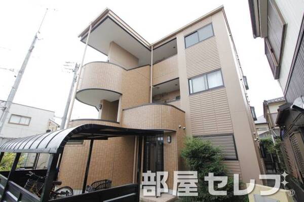 3階建てのマンション。