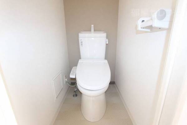 ウォシュレットつきの個室トイレです