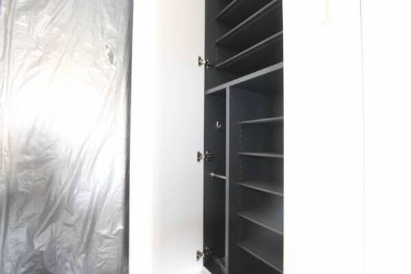 玄関横のシューズボックスは高さも収納力もしっかりしてます