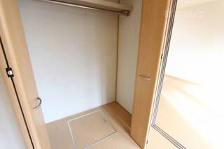 両開きのクローゼットな丈の長いお洋服も