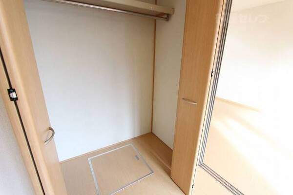 両開きのクローゼットな丈の長いお洋服も